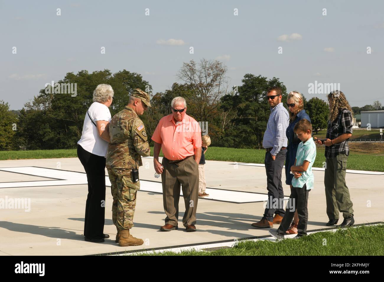 Un nuovo pattino di atterraggio di addestramento dell'elicottero al campo di aviazione dell'esercito di Muir è dedicato all'ufficiale di garanzia principale 3 Matthew Ruffner e all'ufficiale di garanzia principale 2 Jarett Yoder durante una cerimonia nell'edificio di istruzioni di manutenzione di aeronautica qui. I due piloti sono stati uccisi il 9 aprile 2013 quando l'elicottero AH-64 Apache loro erano in volo si è schiantato durante una missione di volo nella provincia di Nangarhar, Afghanistan. Stavano servendo su un dispiegamento di combattimento con la ditta di Bravo, battaglione di ricognizione di attacco 1-104th, brigata di aeronautica di combattimento 28th durante l'operazione che sopporta la libertà. Foto Stock