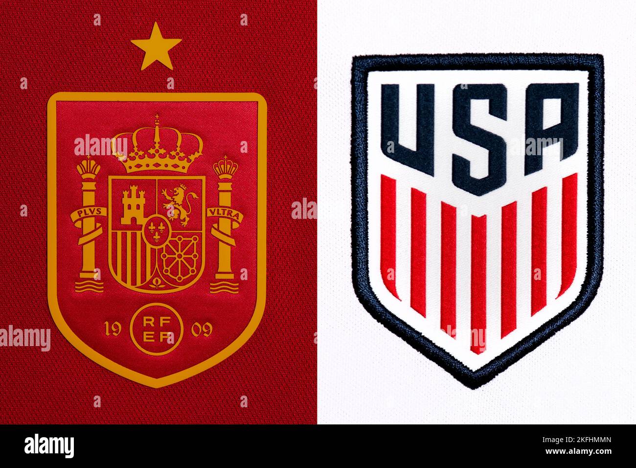 Primo piano della cresta della nazionale di calcio sulla divisa Home. Coppa del mondo FIFA Qatar 2022. Foto Stock