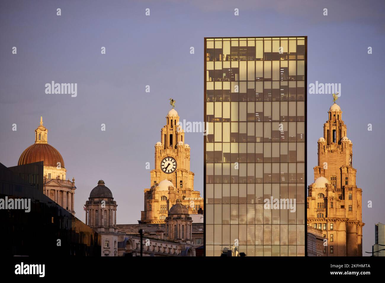 L'edificio Royal Liver Building Grade i di Liverpool, Inghilterra, e 1 uffici di Mann Island Foto Stock