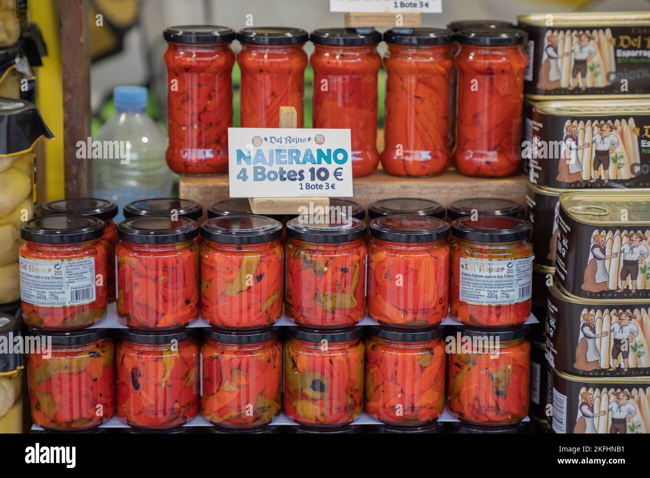 ALCALA DE HENARES, MADRID, SPAGNA - 10 OTTOBRE 2022: Espositore del marchio spagnolo del Reino con peperoni rossi conservati in vasetti di vetro nel forgrou Foto Stock
