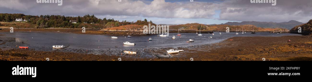 Piccole barche a Badachro Bay sull'atlantico occidentale della Scozia Foto Stock