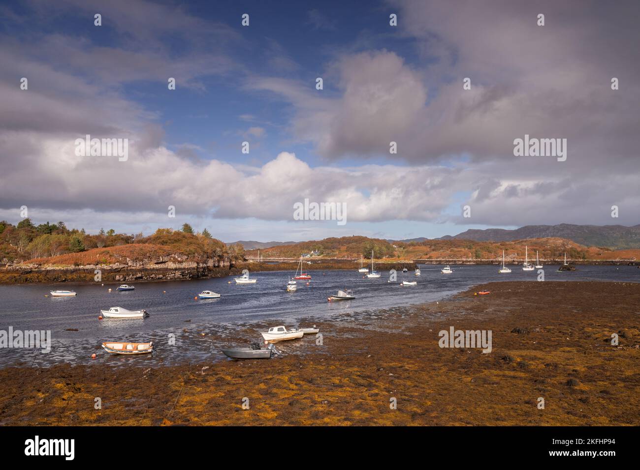 Piccole barche a Badachro Bay sull'atlantico occidentale della Scozia Foto Stock