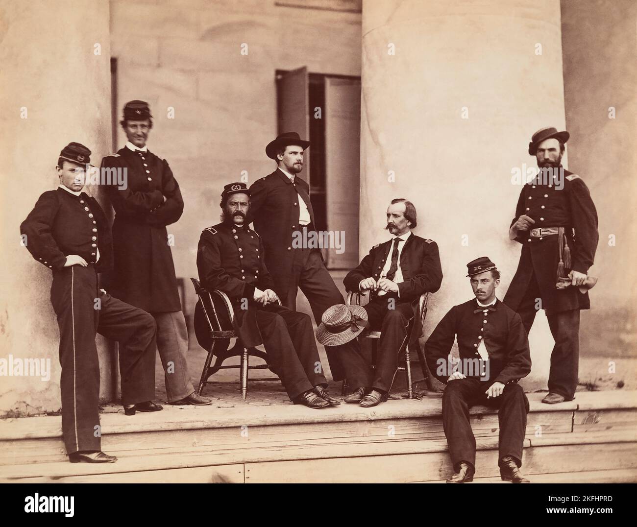 La guerra civile americana - il generale del brigadiere Gustavus A. DeRussy e lo staff su gradini di Arlington House, Arlington, Virginia Foto di Alexander Gardner maggio 1864 Foto Stock