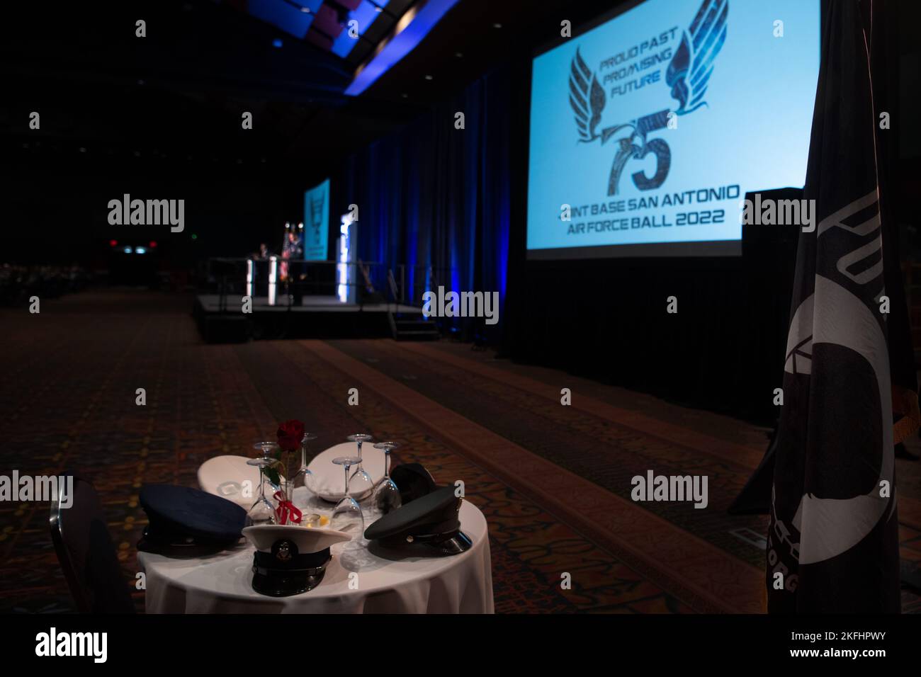 Il tavolo POW/mia durante la U.S. Air Force 75th Ball al Henry B. Gonzales Convention Center, San Antonio, Texas, 17 settembre 2022. Il tema della palla dell'aeronautica di quest'anno è stato "passato orgoglioso, futuro promettente" e ha permesso ai partecipanti di collegare, impegnare e stimolare il morale tra i doveri attivi, i reservisi, i civili e i partner del settore privato per promuovere una parentela in corso all'interno della comunità di Military City, USA. Foto Stock