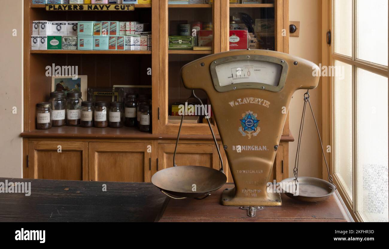 Dudley, West midlands regno unito 15 novembre 2022 bilancia in un negozio di tabacchi d'epoca Foto Stock
