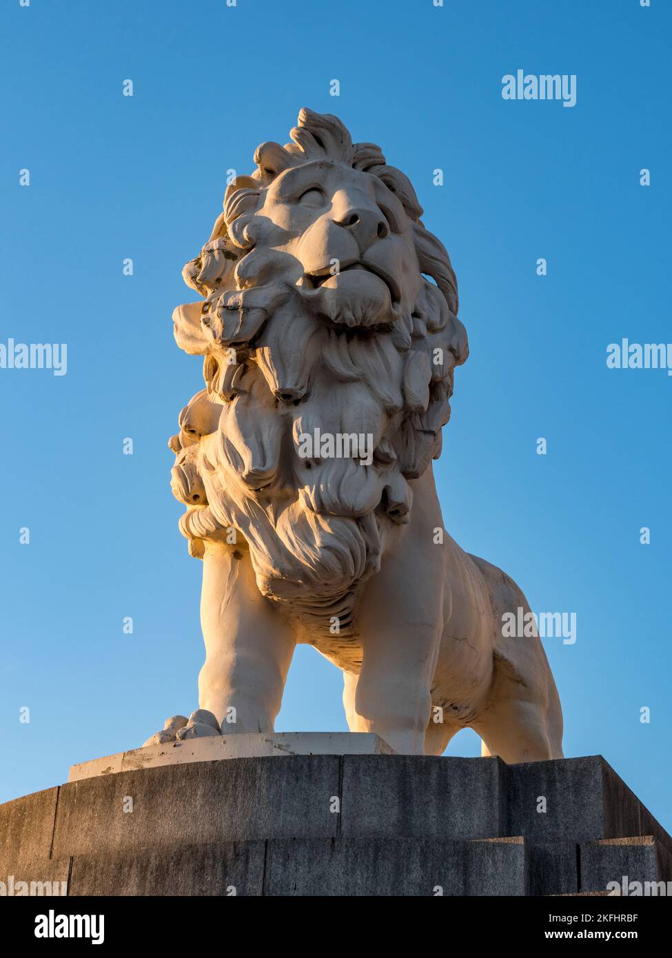 The South Bank Lion, una scultura del 1837 situata sulla riva sud del Westminster Bridge sul Tamigi a Londra, Regno Unito. Foto Stock