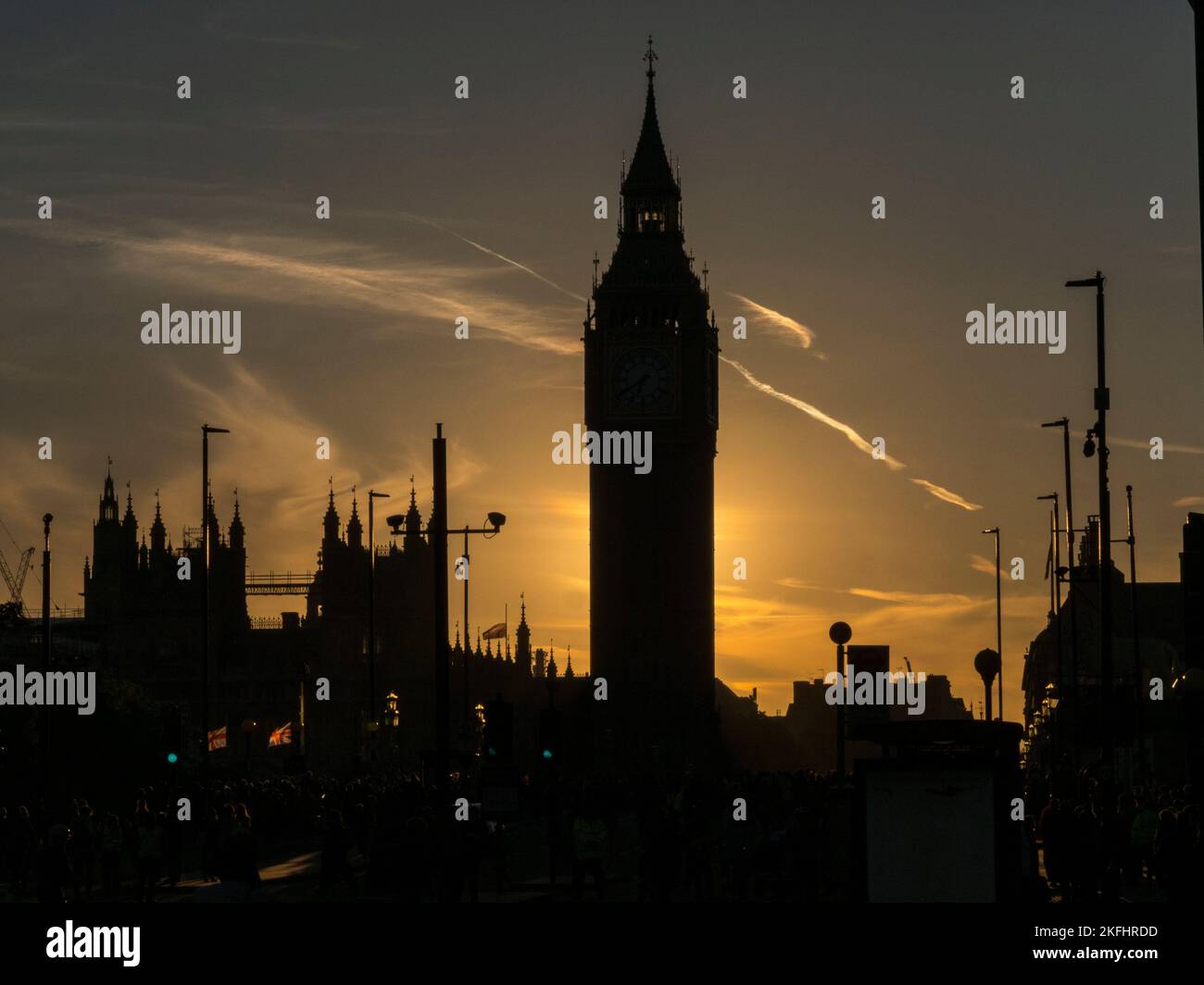 Elizabeth Tower o Big ben in silouette mentre il sole tramonta su Londra, Inghilterra. Foto Stock
