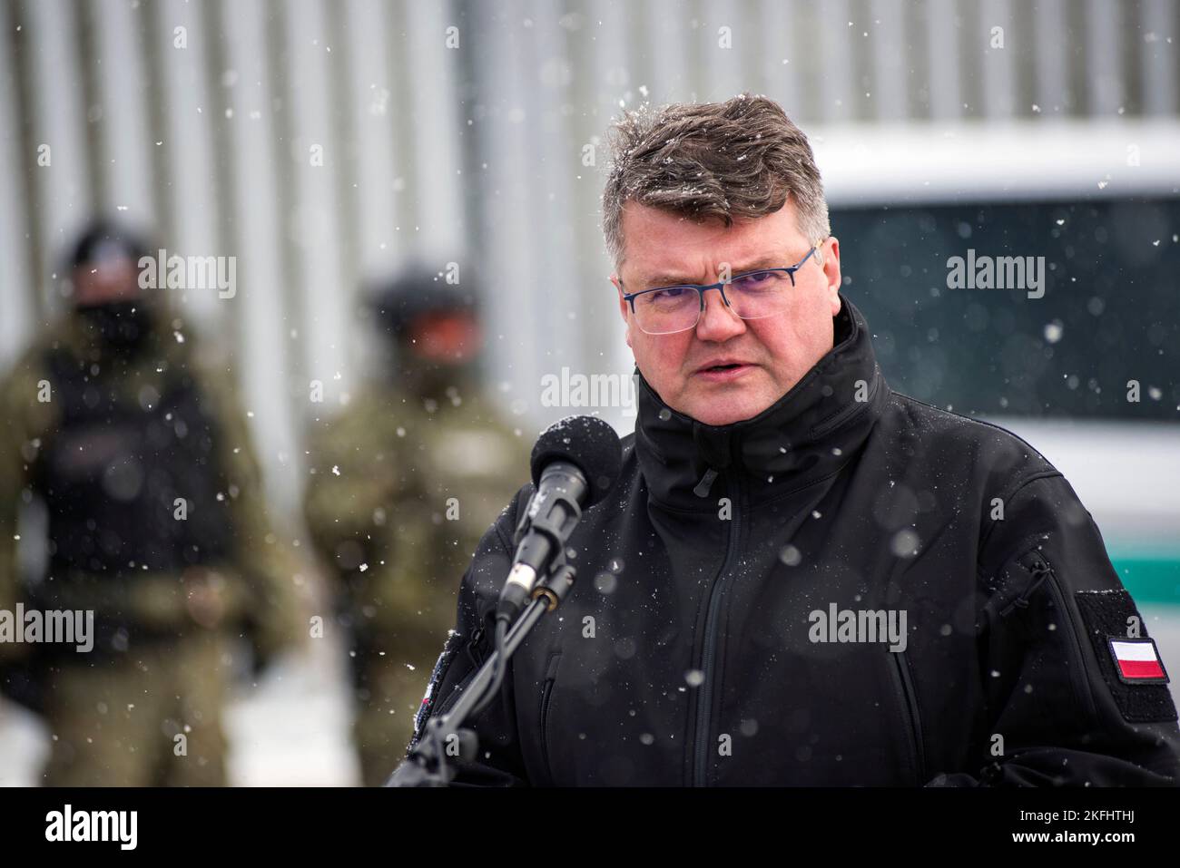 Vice Ministro del Ministero dell'interno e dell'amministrazione, Maciej Wasik è visto durante la conferenza stampa presso il muro di confine vicino al villaggio Nomiki. Il ministro degli interni polacco Mariusz Kaminski ha ispezionato la fase iniziale di installazione di apparecchiature di monitoraggio high-tech lungo un muro di metallo al confine con la Bielorussia per impedire a migliaia di migranti di attraversare l’Unione europea. Il capo del ministero dell’interno e dell’amministrazione ha annunciato il completamento dei lavori sul Prima sezione della barriera elettronica al confine con la Bielorussia. Kaminski ha anche detto che il 5,5- Foto Stock