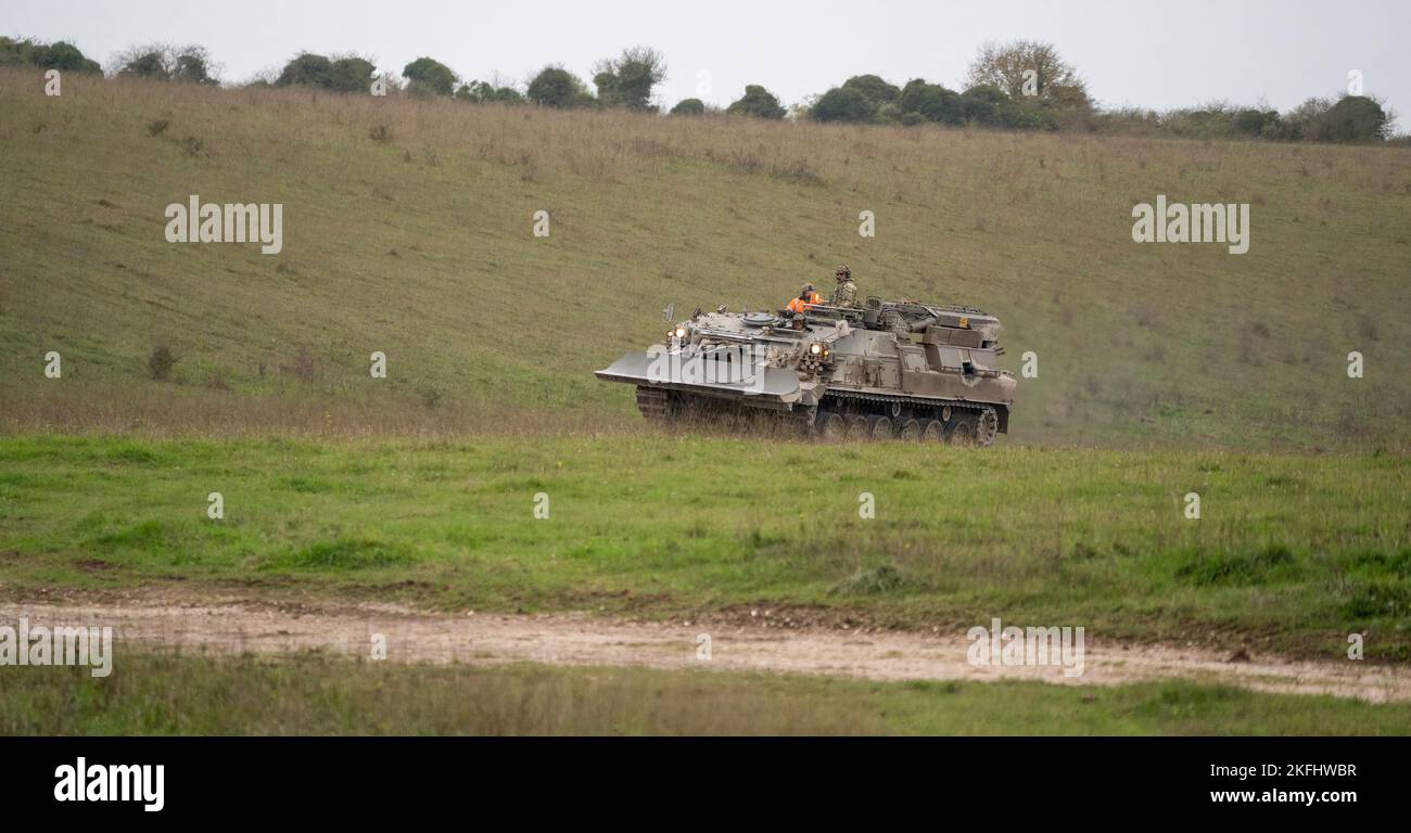 British Army Challenger Armored Repair and Recovery Vehicle (CRARRV) in azione su un esercizio di addestramento militare, Wilts UK Foto Stock