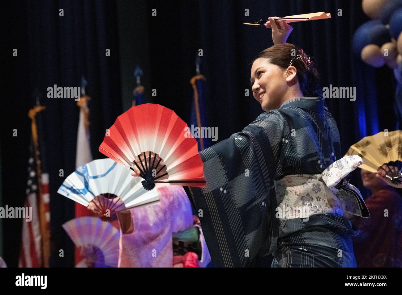 I ballerini Yokota Tanabata, composti da coniugi militari, eseguono una danza in uno Yukata tradizionale giapponese durante la palla dell'aeronautica di Yokota per il 75th° anniversario dell'aviazione militare statunitense alla base aerea di Yokota, Giappone, 18 settembre 2022. I ballerini Yokota Tanabata sono stati formati nel 1973 e le loro esibizioni mirano a promuovere la buona volontà e l'amicizia tra Yokota e la comunità giapponese circostante. Foto Stock