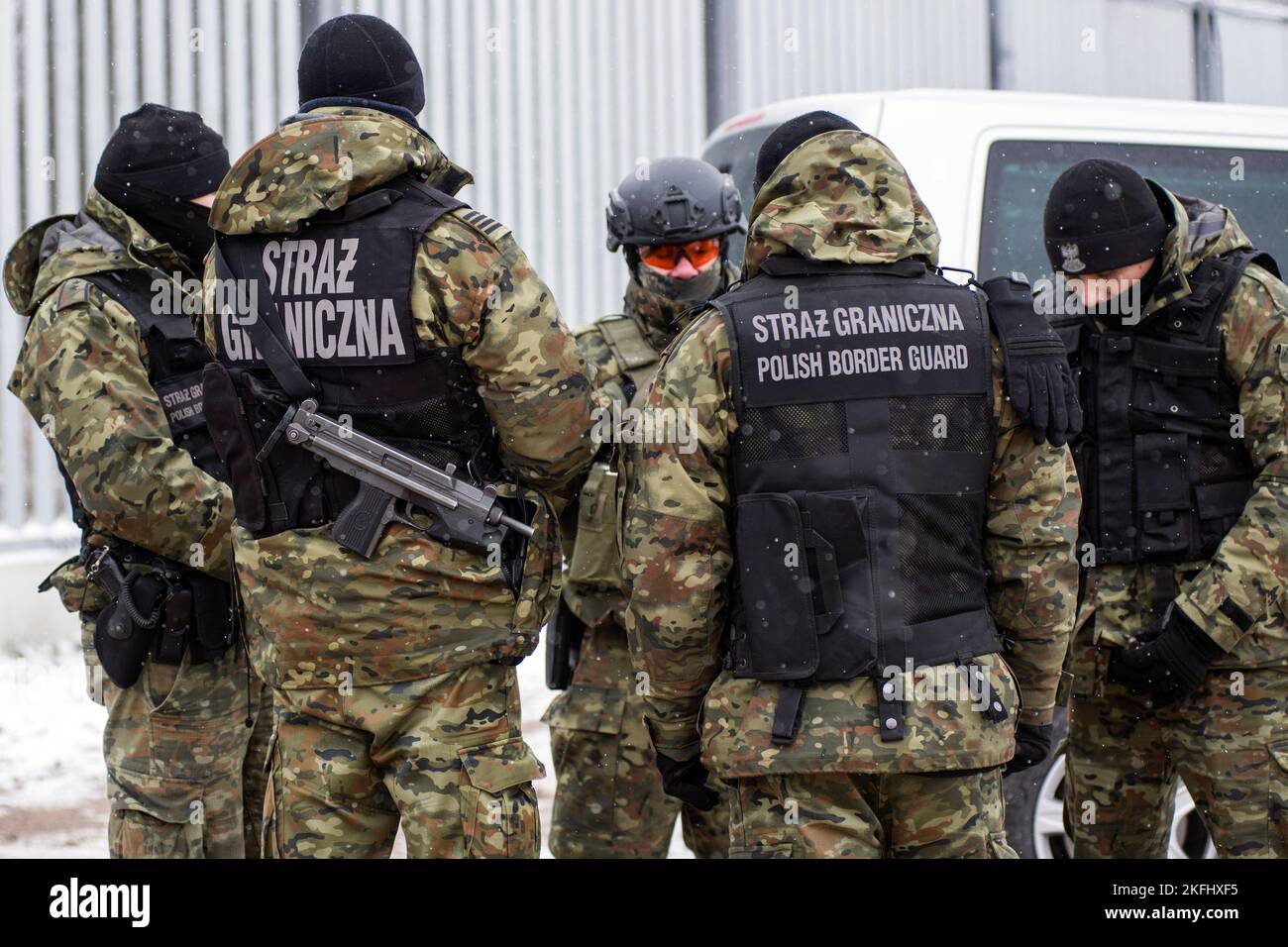 Nomiki, Podlaskie, Polonia. 18th Nov 2022. Le guardie di frontiera armate si vedono a guardia del muro di confine che divide la Polonia e la Bielorussia. Il ministro degli interni polacco Mariusz Kaminski ha ispezionato la fase iniziale di installazione di apparecchiature di monitoraggio high-tech lungo un muro di metallo al confine con la Bielorussia per impedire a migliaia di migranti di attraversare l'Unione europea. Il capo del ministero degli interni e dell'amministrazione ha annunciato il completamento dei lavori sul Prima sezione della barriera elettronica al confine con la Bielorussia. Kaminski ha anche detto che i 5,5 metri (17 piedi) di altezza Foto Stock