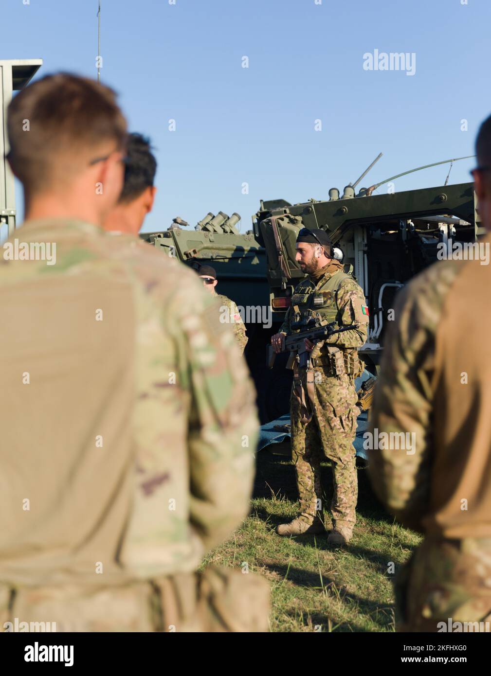 Carlos Santos, comandante del plotone assegnato al contingente militare portoghese, guida la familiarizzazione delle capacità portoghesi durante l'Esercitazione Justice Eagle, presso la Smardan Training Area, Romania, 17 settembre 2022. Come parte della 101st Divisione Airborne (Air Assault); 1st battaglione, 8th reggimento di fanteria, continua a rafforzare il fianco orientale della NATO e a impegnarsi in esercitazioni multinazionali come Justice Eagle con alleati e partner in tutto il continente europeo per rassicurare gli alleati della nostra Nazione. Foto Stock