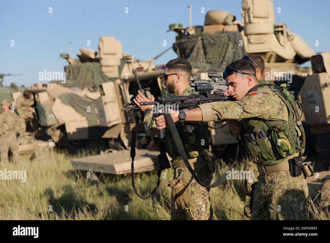 I soldati portoghesi, assegnati al contingente militare portoghese, esaminano il sistema di armi Carbine dell'esercito statunitense M4 durante l'Esercitazione Justice Eagle, presso la Smardan Training Area, Romania, il 17 settembre 2022. Come parte della 101st Divisione Airborne (Air Assault); 1st battaglione, 8th reggimento di fanteria, continua a rafforzare il fianco orientale della NATO e a impegnarsi in esercitazioni multinazionali come Justice Eagle con alleati e partner in tutto il continente europeo per rassicurare gli alleati della nostra Nazione. Foto Stock