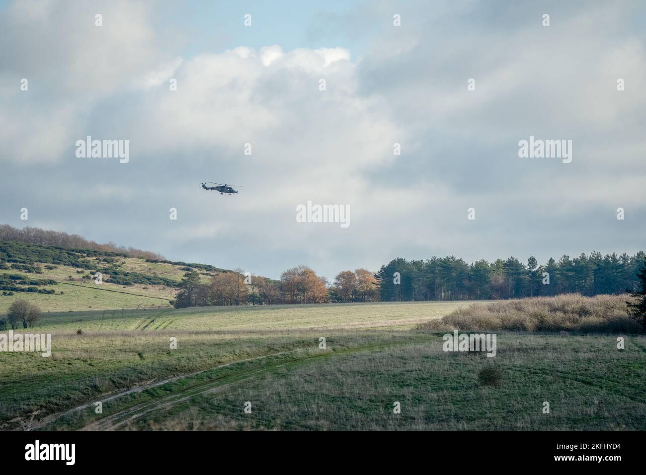 Esercito britannico AgustaWestland AW159 Wildcat AH1 elicottero volo basso su campagna aperta Foto Stock