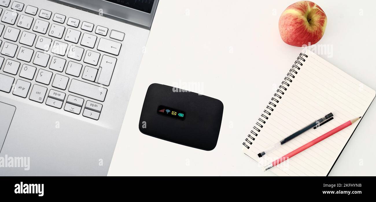 Vista dall'alto scrivania portatile Pocket internet wi-fi modem.Close up Pocket modem, isolato sfondo bianco sulla parte superiore del computer. accesso, sfondo, pastella Foto Stock