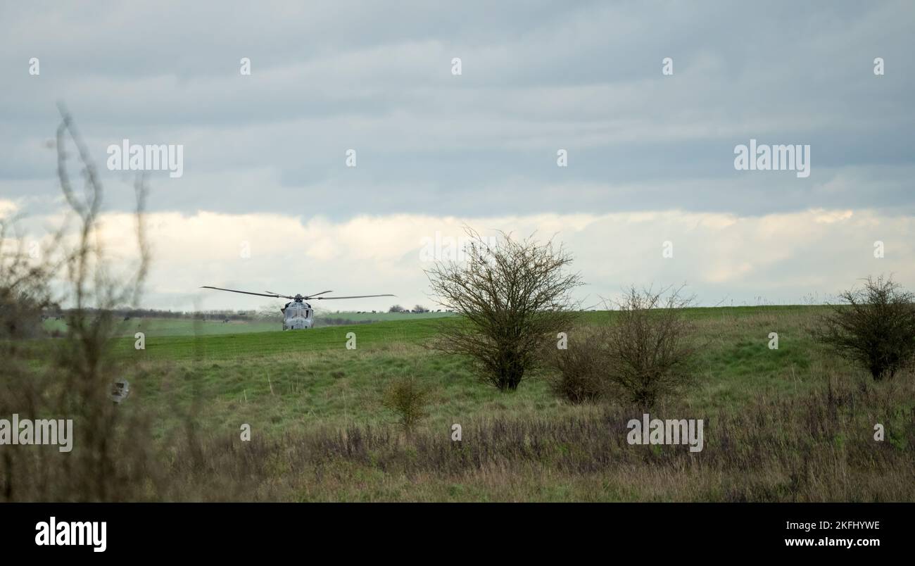 Esercito britannico AgustaWestland AW159 Wildcat AH1 elicottero volo basso su campagna aperta Foto Stock