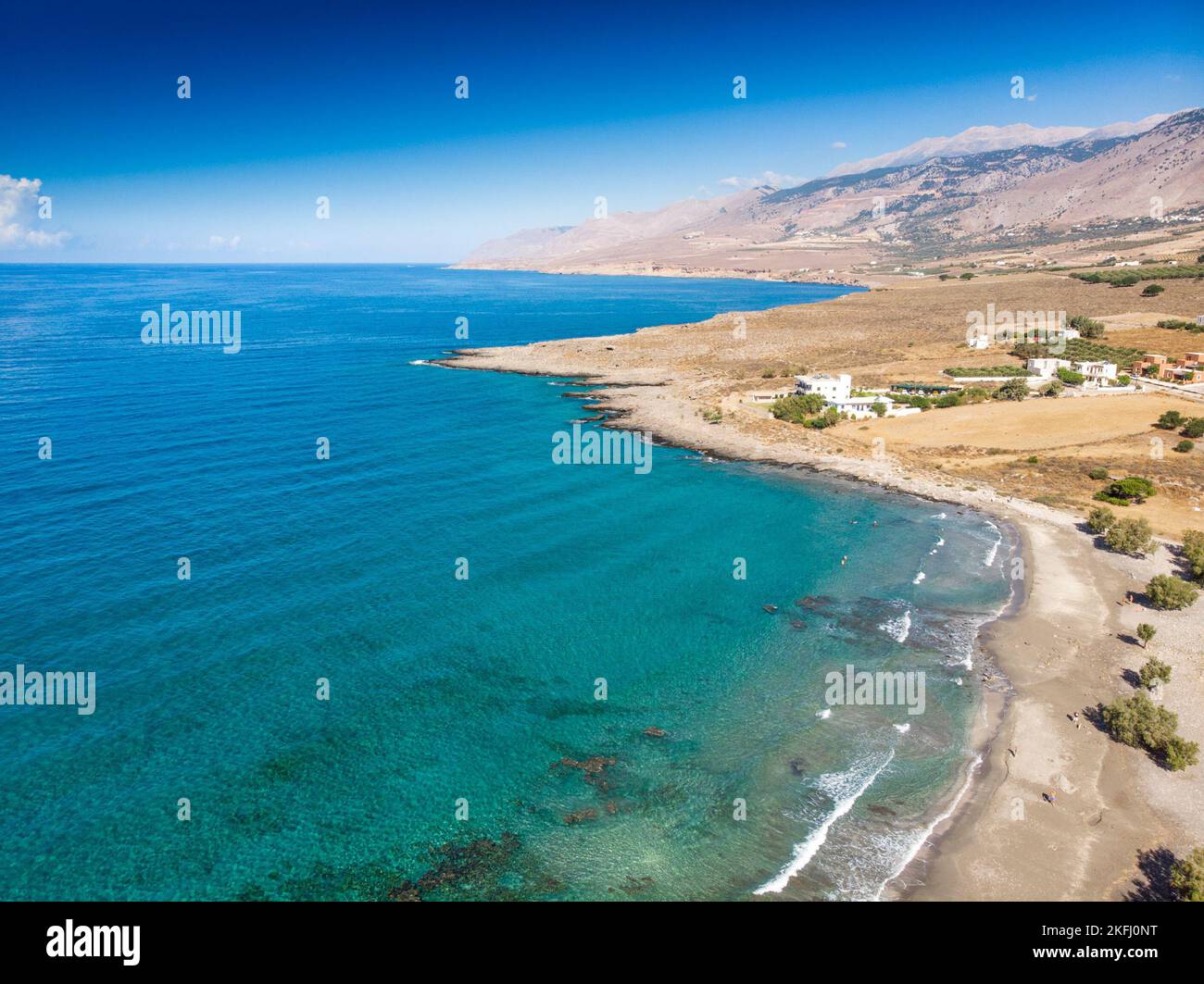 Vista aerea del mare Mediterraneo e della costa contro il cielo blu chiaro durante le giornate di sole Foto Stock