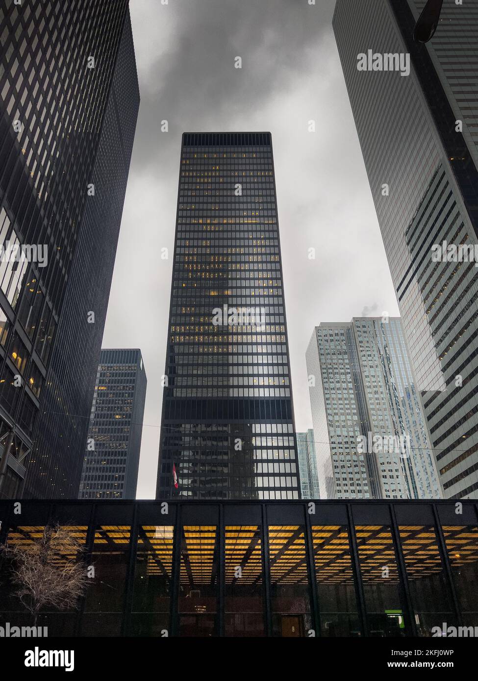 Vista dall'angolo basso dell'edificio degli uffici nel quartiere centrale di Toronto con cielo nuvoloso sullo sfondo Foto Stock
