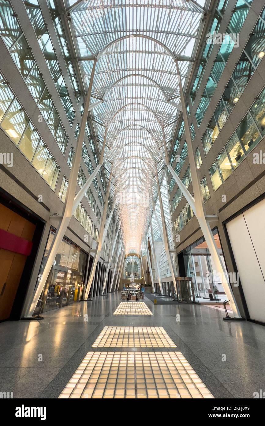Moderna architettura illuminata della Galleria Allen Lambert nel quartiere finanziario di Toronto Foto Stock