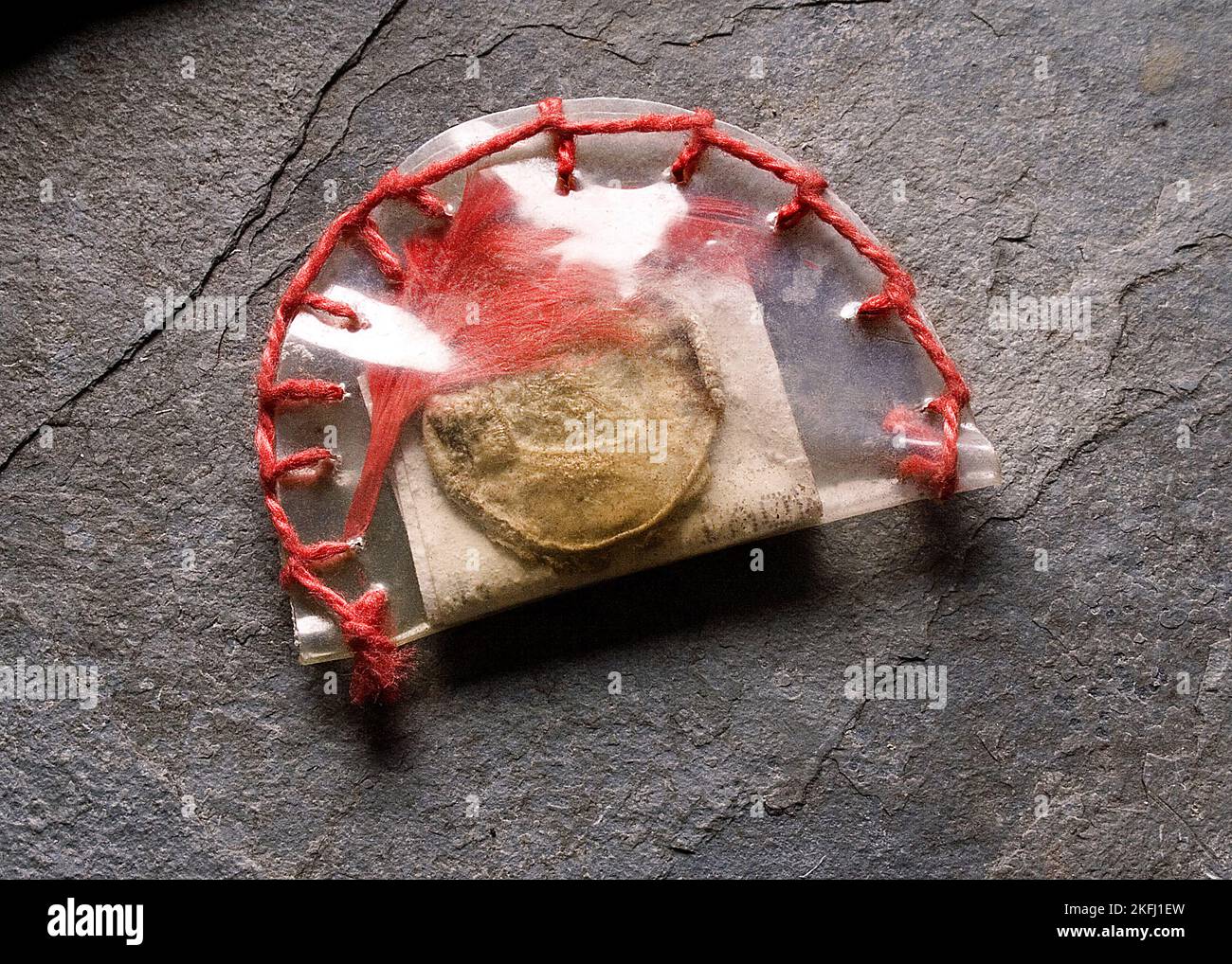 Patuá è un piccolo amuleto fortunato o protezione contro le energie negative ed usato dalle persone legate alla religione afro/brasiliana di Candomblé. Foto Stock