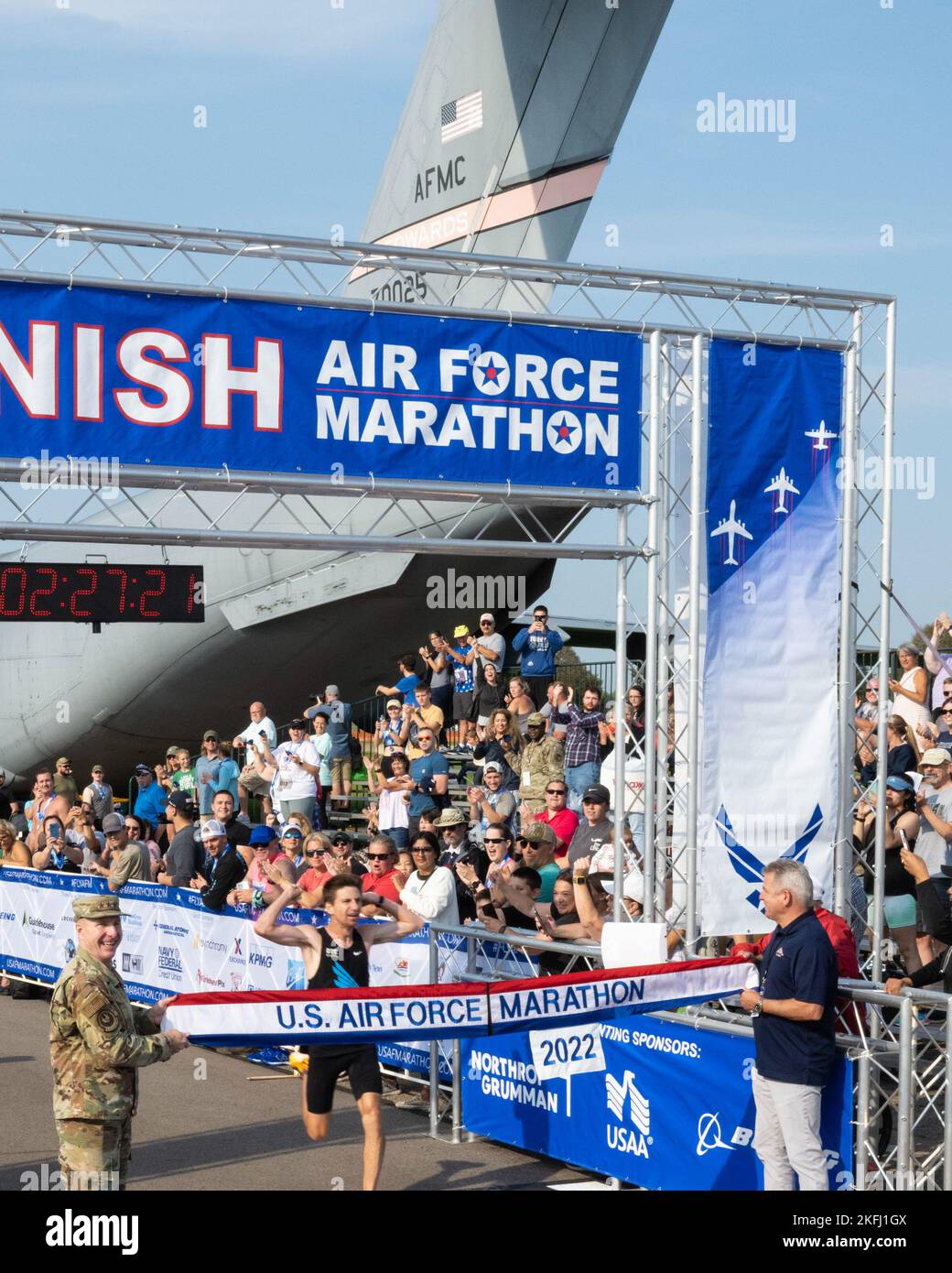 Jason Salyer attraversa il traguardo della 2022 Air Force Marathon presso la base dell'aeronautica militare Wright-Patterson, Ohio, 17 settembre 2022. Salyer è stato il primo finisher maschile nell'evento 26,2 Mile. Foto Stock