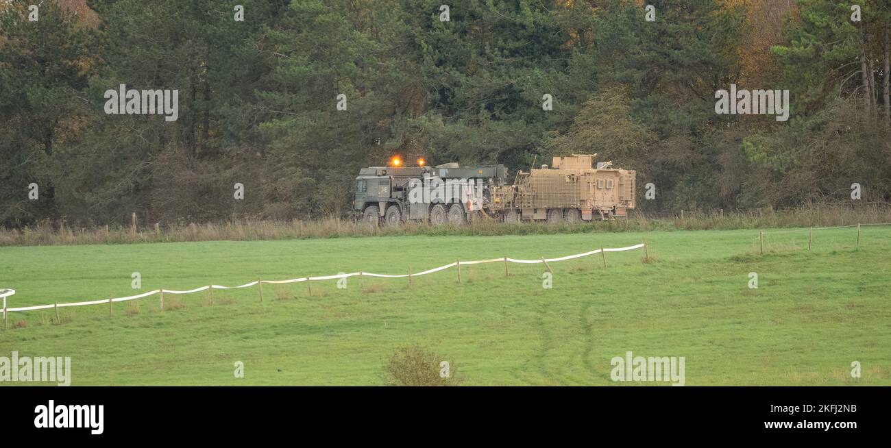 ESERCITO britannico UOMO SVR (sostegno veicolo di recupero) 8x8 camion trainante un Mastiff Patrol veicolo, Wilts UK Foto Stock