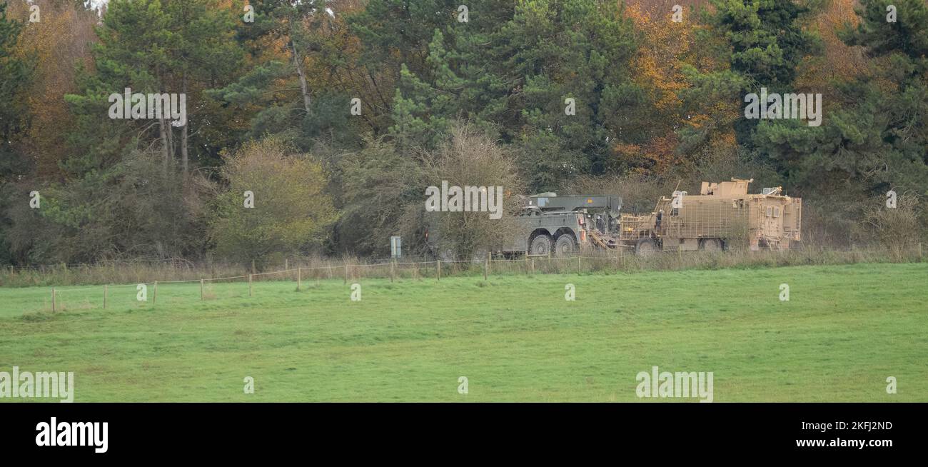 ESERCITO britannico UOMO SVR (sostegno veicolo di recupero) 8x8 camion trainante un Mastiff Patrol veicolo, Wilts UK Foto Stock