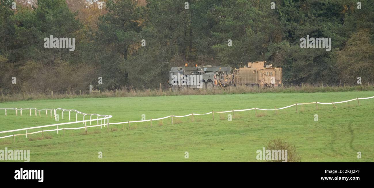 ESERCITO britannico UOMO SVR (sostegno veicolo di recupero) 8x8 camion trainante un Mastiff Patrol veicolo, Wilts UK Foto Stock