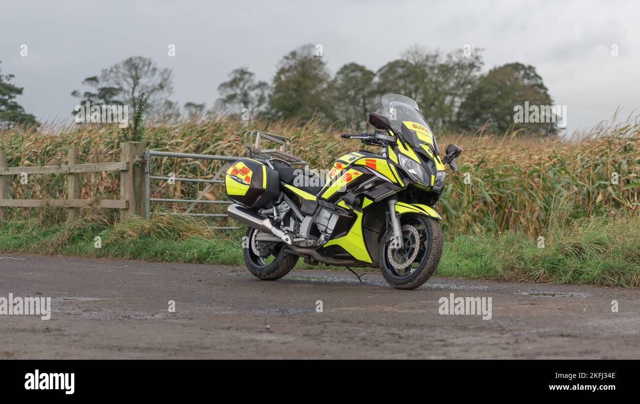 North West Blood Bikes Lancs e Lakes offrono una moto da liveried Yamaha. Lampeggia in giallo e la parola SANGUE è visibile sulla moto. Foto Stock