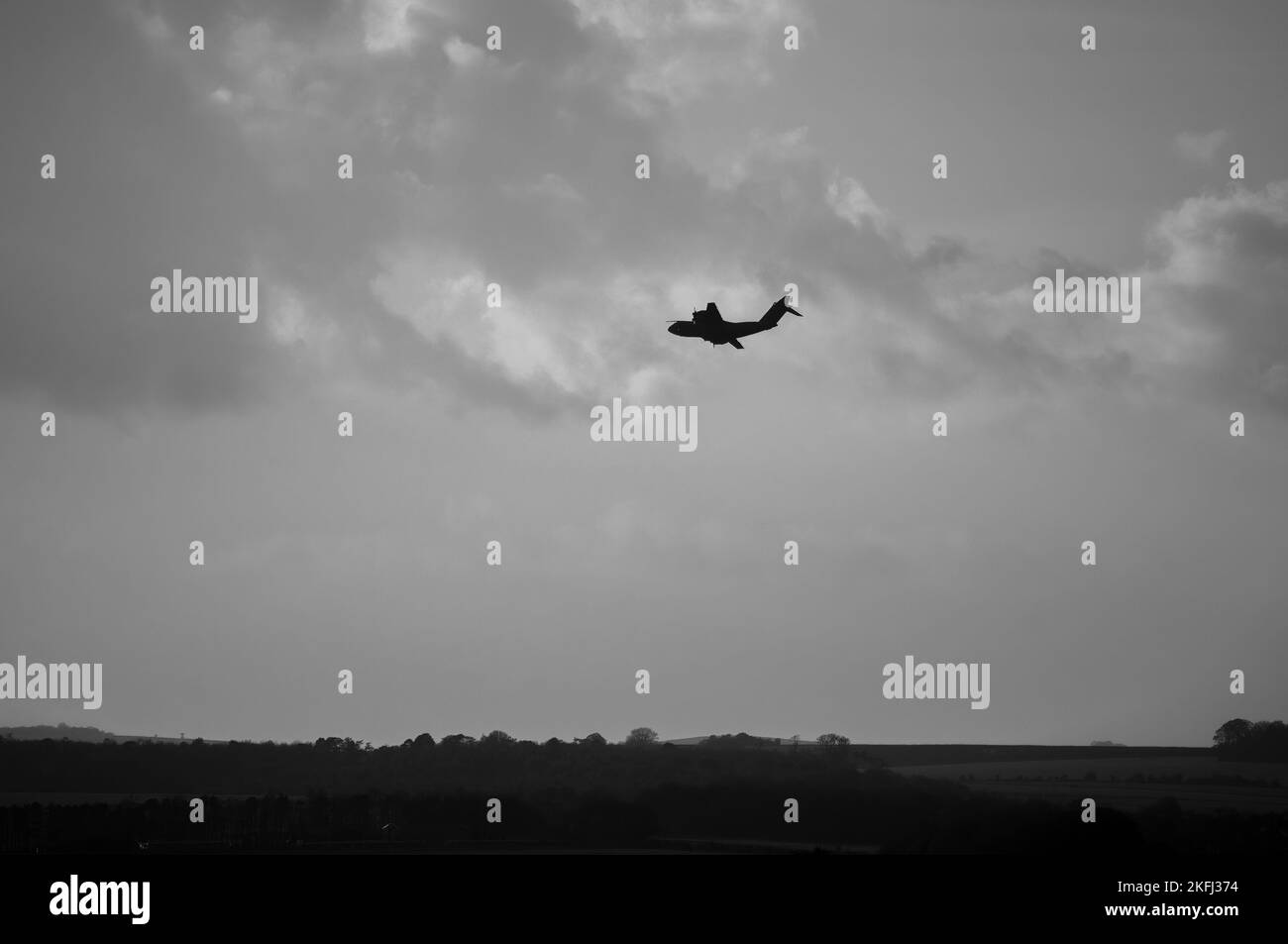 Un aereo militare dell'aeronautica reale Atlas A400M su un paracadute drop corrono nel tardo pomeriggio al tramonto del sole Foto Stock