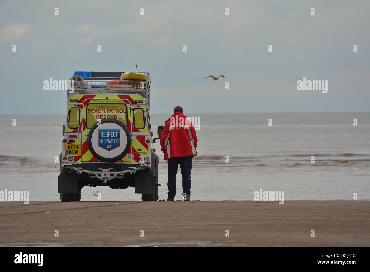 RNLI Coastguard Land Rover sulla spiaggia che si affaccia sul mare. Preso al Blackpool Airshow Lancashire, Regno Unito il 10 agosto 2014 Foto Stock