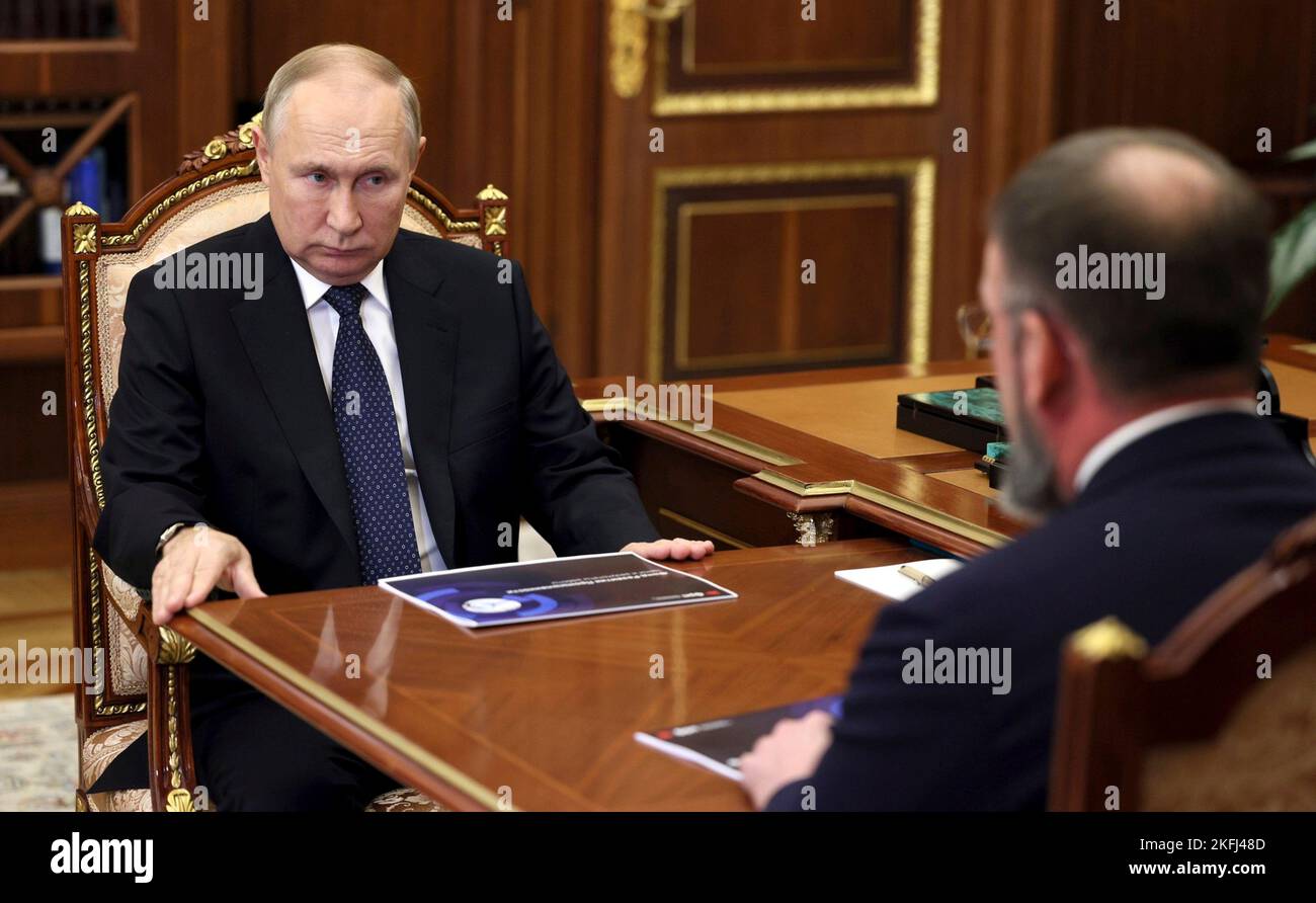 Mosca, Russia. 17th Nov 2022. Il presidente russo Vladimir Putin ha un incontro diretto con il direttore del Fondo per lo sviluppo industriale Roman Petrutsa, a destra, presso l’ufficio del Cremlino, il 17 novembre 2022 a Mosca, Russia. Credit: Gavriil Grigorov/Kremlin Pool/Alamy Live News Foto Stock