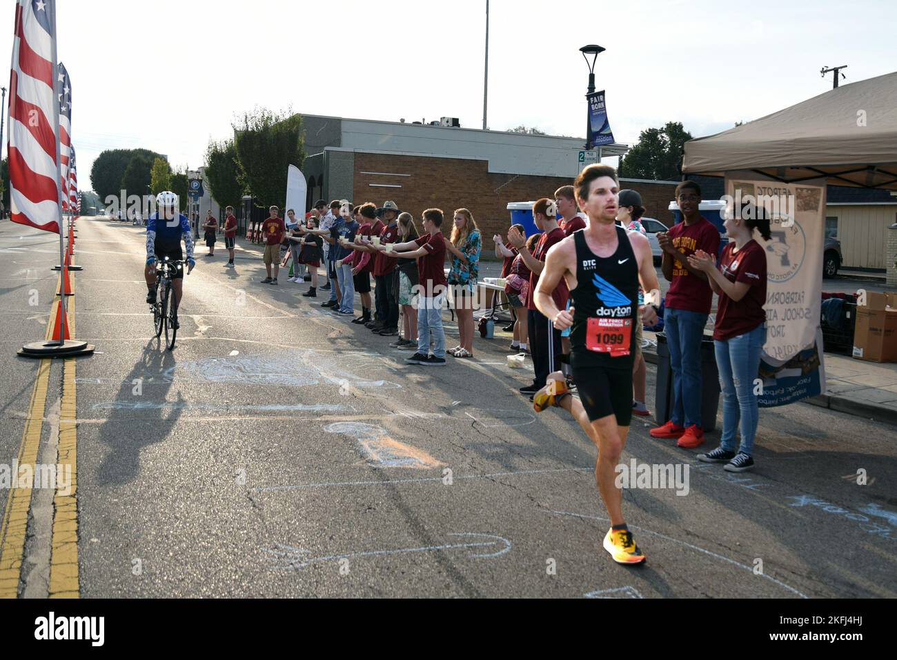 Jason Salyer è alla guida della maratona annuale dell'aeronautica militare 26th a Fairborn, Ohio, 17 settembre 2022. Salyer ha vinto l'intera gara maratona con un tempo di 2:27:23. La maratona si svolge nel mese di settembre di ogni anno per commemorare il compleanno dell'Aeronautica militare. Foto Stock