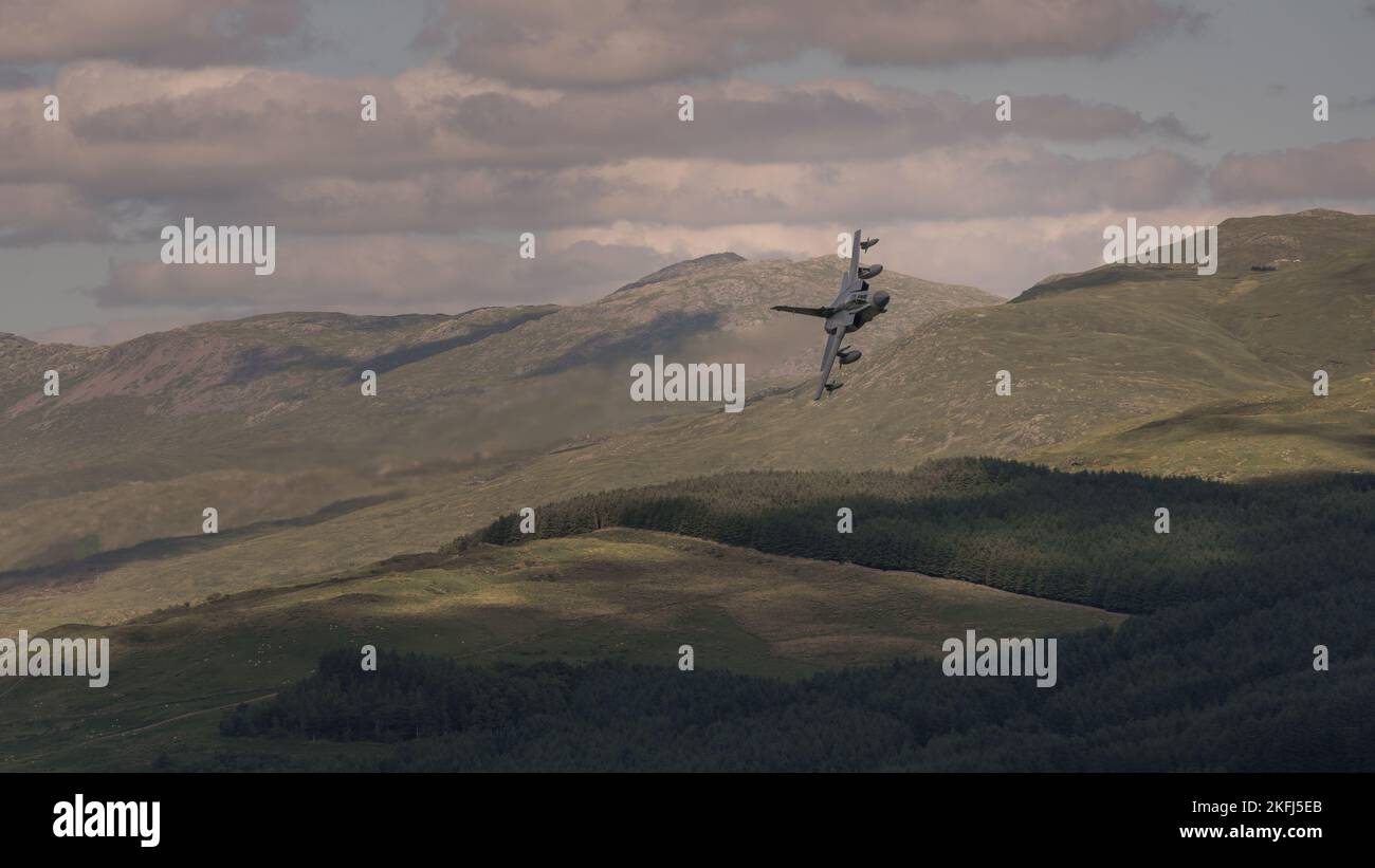 Aereo militare che vola a basso livello nel sistema di volo basso del Regno Unito attraverso Mach Loop, Machynlleth, Galles UK. Foto Stock