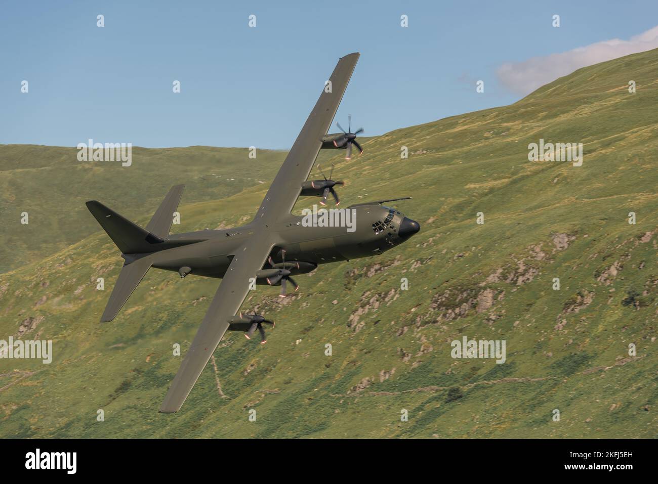 Aerei militari da trasporto che volano a basso livello nel sistema di volo basso del Regno Unito attraverso Mach Loop, Machynlleth, Galles UK. Foto Stock