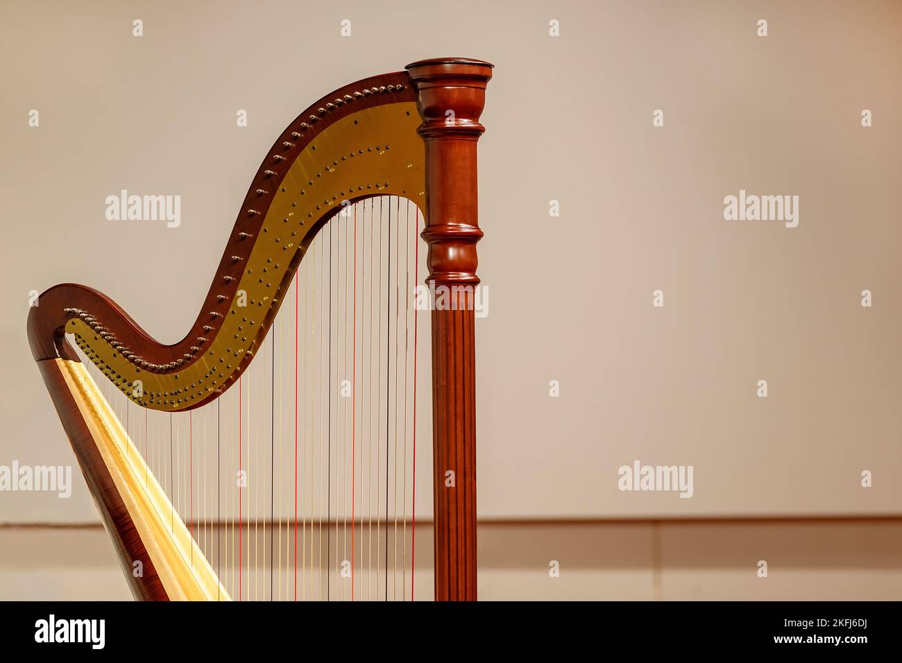 Vista parziale di un'arpa da concerto su uno sfondo chiaro Foto Stock