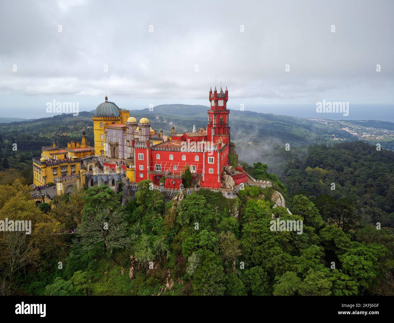 Vista aerea del parco e del Palazzo Nazionale di pena a Sintra, Portogallo, durante una giornata magica. UNESCO. Visite storiche. Visite turistiche. Fiaba. Foto Stock