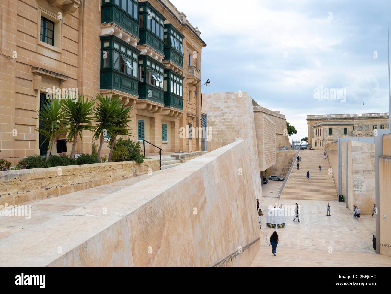 Valletta, Malta - November12, 2022: Progetto Renzo piano - porta in armonia la storica casa maltese e il moderno edificio del Parlamento con scala di accesso alla città Foto Stock
