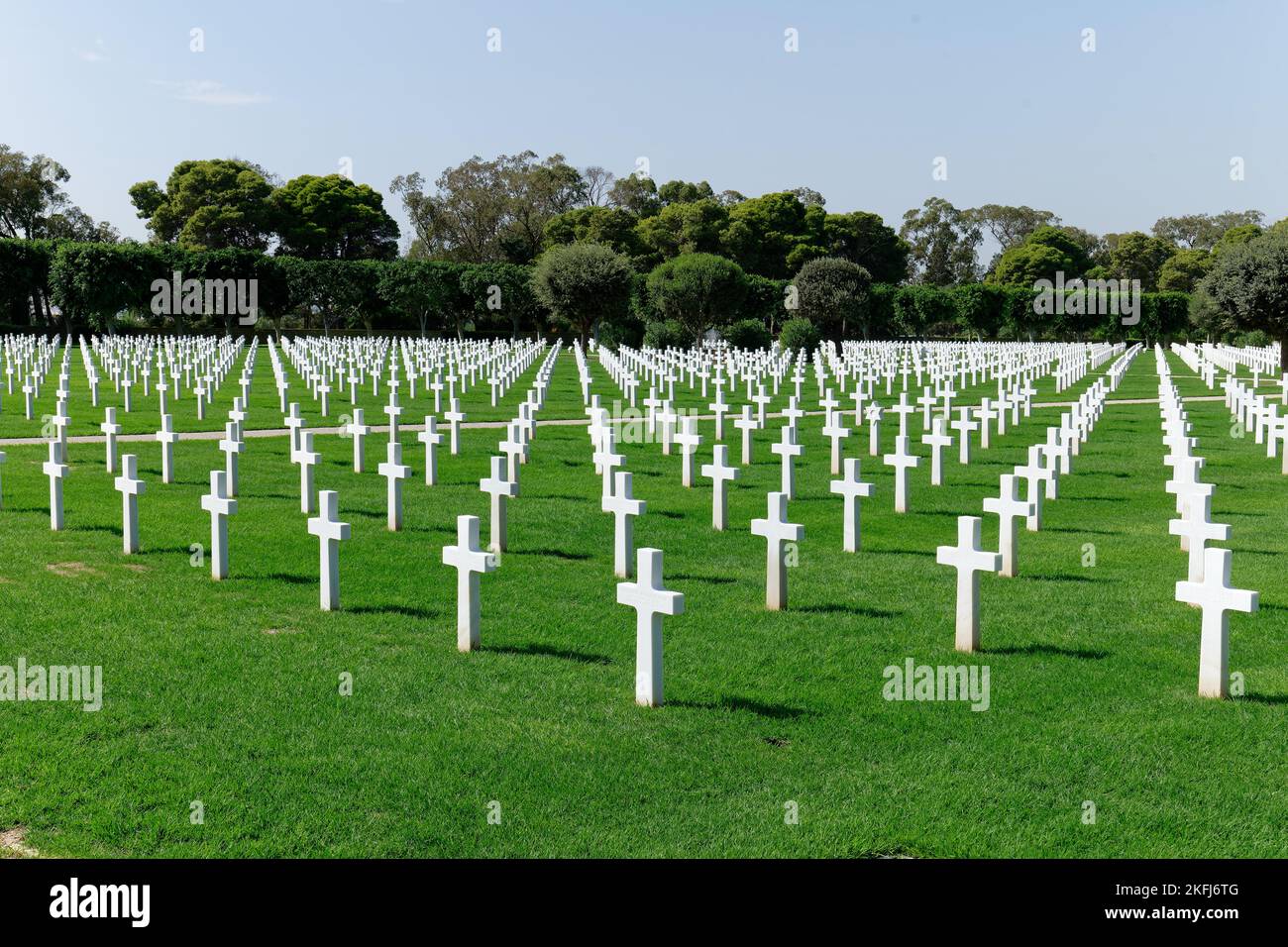 Nord Africa American Cemetery, onorando le vittime della guerra mondiale 2. Pietre tombali bianche e campi verdi mantenuti. Memoriale e ricordo del combattente Foto Stock