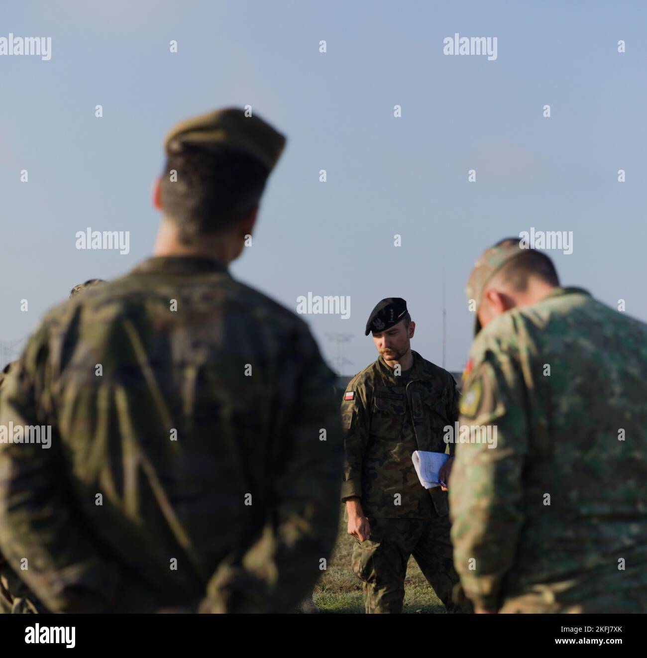 Un soldato polacco, assegnato al contingente militare polacco, partecipa a una prova di esercizio di concept drill durante Exercise Justice Eagle, presso la Smardan Training Area, Romania, il 18 settembre 2022. Come parte della 101st Divisione Airborne (Air Assault); 1st battaglione, 8th reggimento di fanteria, continua a rafforzare il fianco orientale della NATO e a impegnarsi in esercitazioni multinazionali come Justice Eagle con alleati e partner in tutto il continente europeo per rassicurare gli alleati della nostra Nazione. Foto Stock