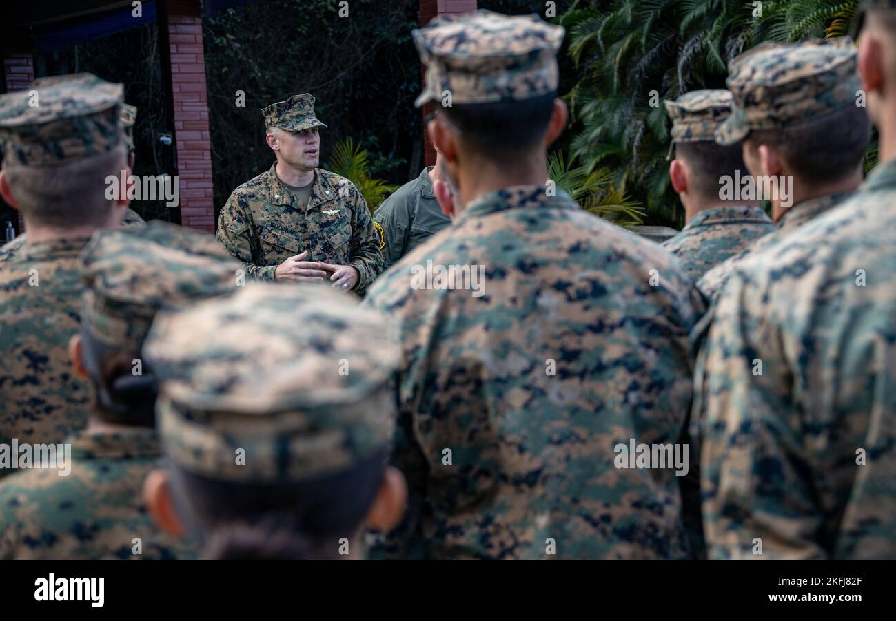 U.S. Marines with Marine Light Attack Helicopter Squadron (HMLA) 773, 4th Marine Aircraft Wing, Marine Forces Reserve a sostegno della Special Purpose Marine Air-Ground Task Force UNITAS LXIII, ricevere una Navy and Marine Corps Achievement Medal, a Ilha do Governatador, Rio de Janeiro, durante l'esercizio UNITAS LXIII, 18 settembre 2022. Questi premi sono stati assegnati per mostrare prestazioni superiori nei loro compiti durante l'esecuzione dell'esercizio UNITAS. UNITAS, che è latino per “unità”, è stata concepita nel 1959 e si è svolta annualmente dalla prima volta nel 1960. Quest'anno segna l'iterazione del wor nel 63rd Foto Stock