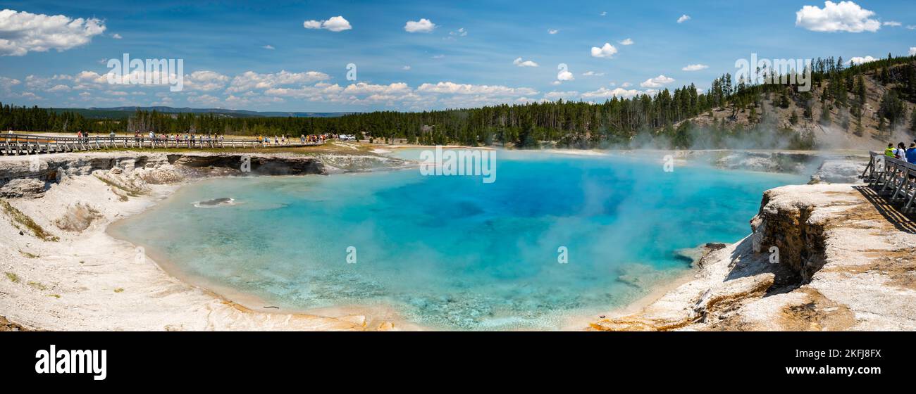 Una fotografia di Turquoise Pool dal Midway Geyser Basin; Yellowstone National Park; Wyoming, USA. Foto Stock