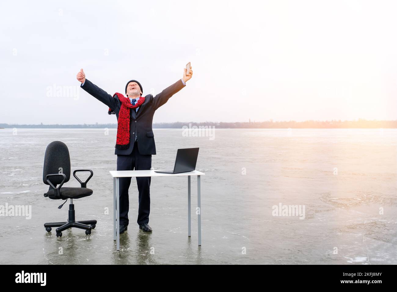 uomo d'affari in abito si alza con le mani allungate ad un tavolo nel lago centrale Foto Stock