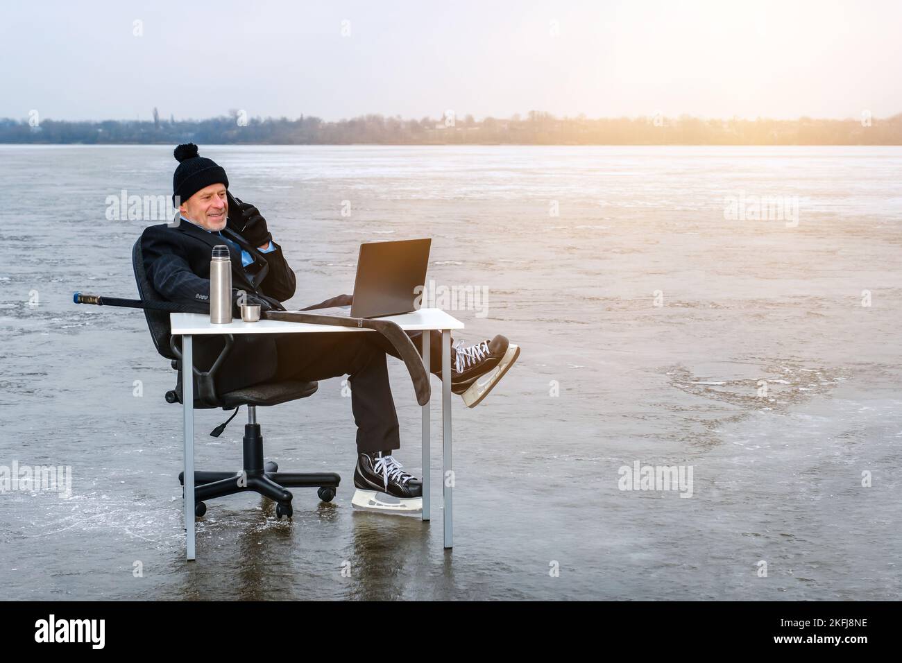 uomo d'affari anziano con la bearded grigia in tuta, sorridente mentre parla sullo smartphone Foto Stock