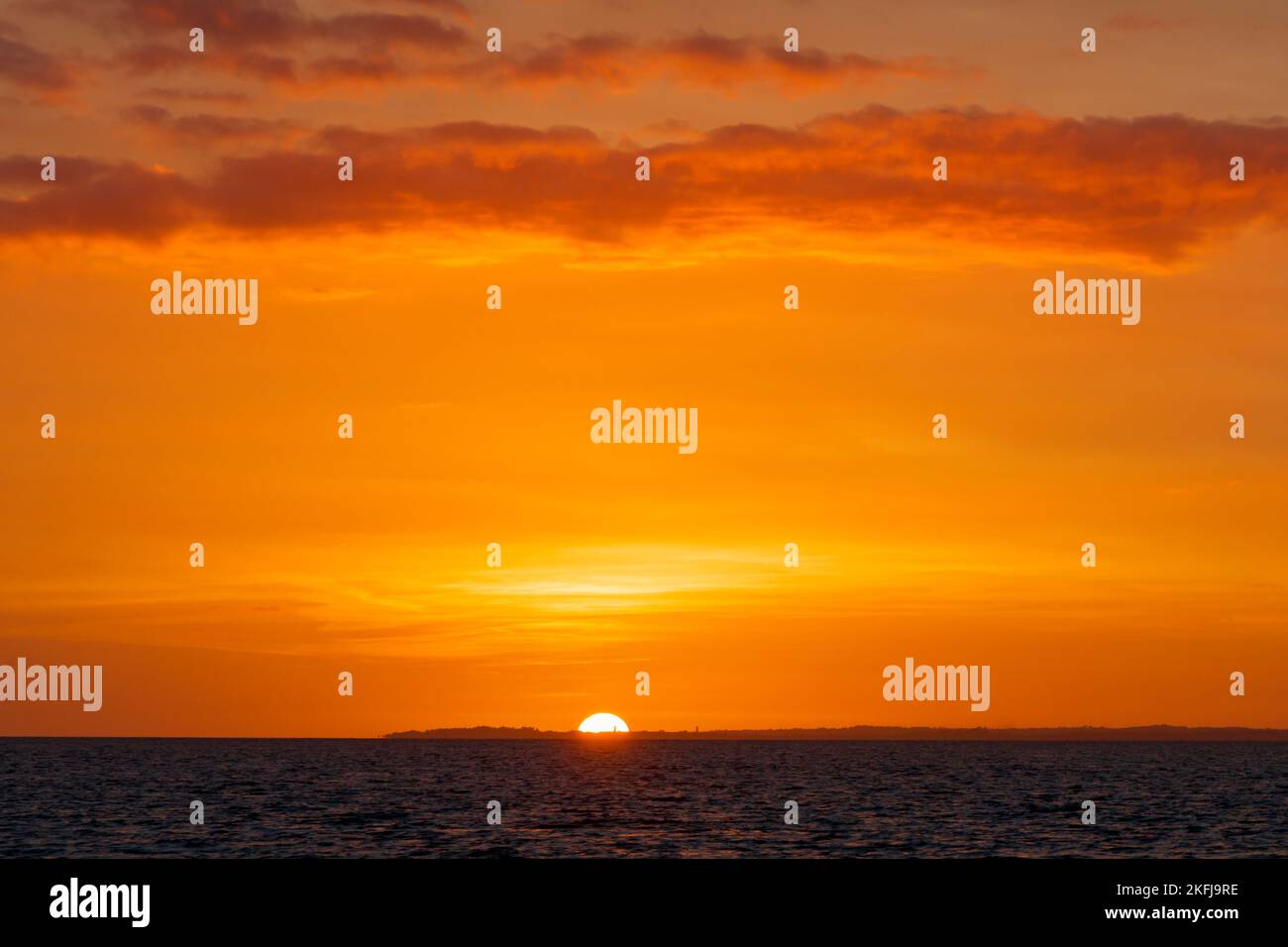 Il sole scompare all'orizzonte Foto Stock