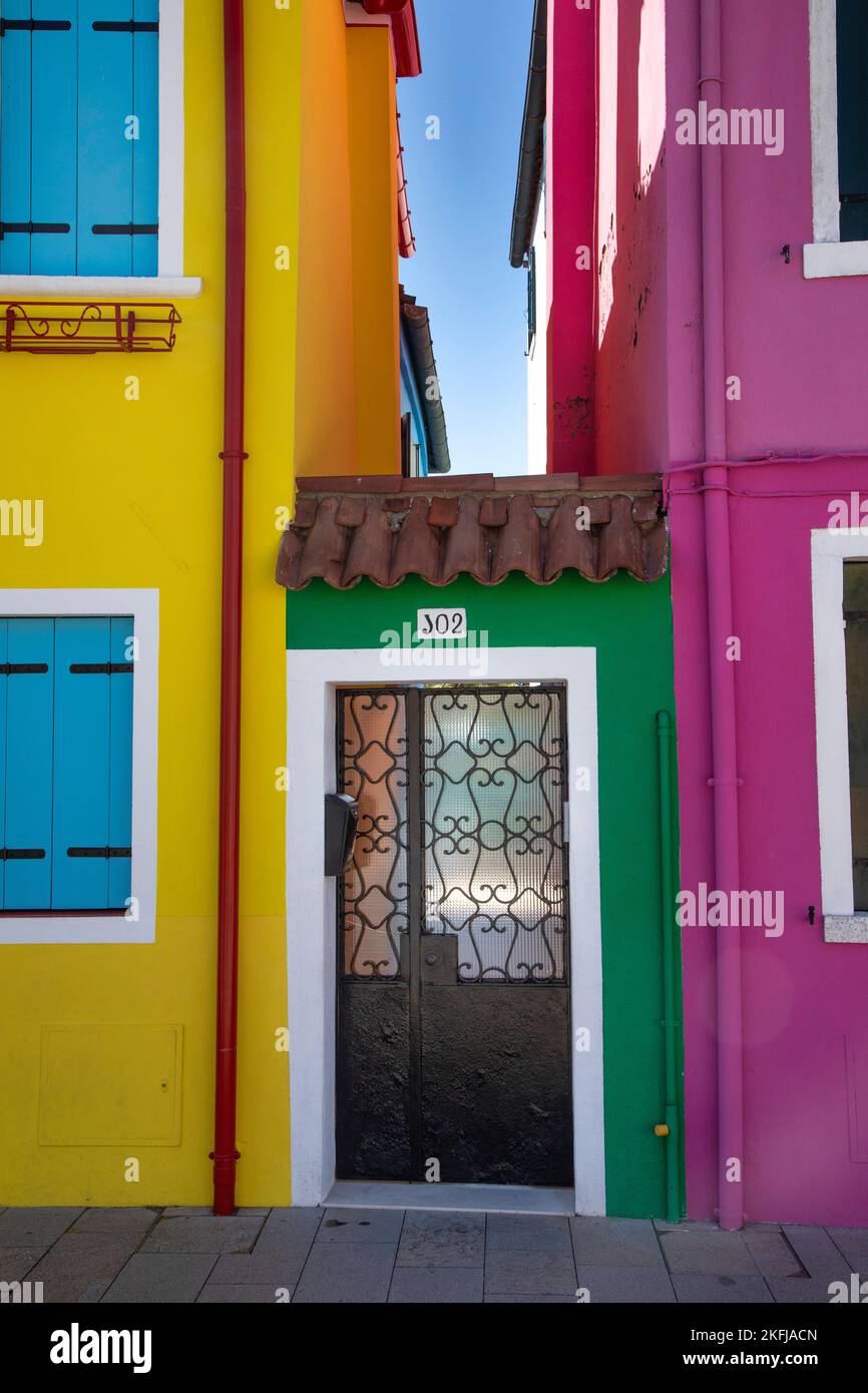 I colorati edifici di Burano, una delle isole più esterne di Venezia, Italia. Foto Stock