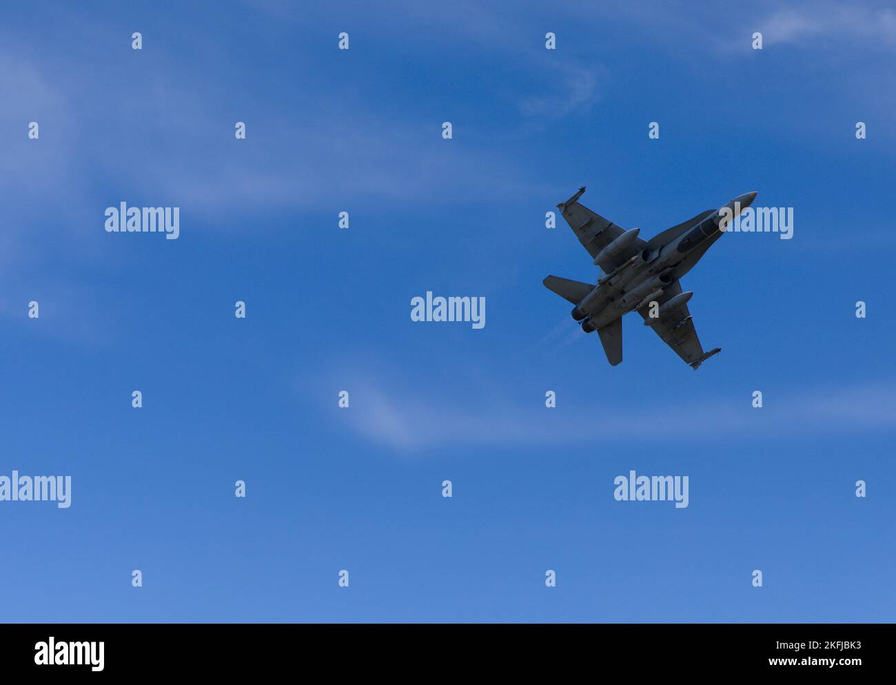 Un canadese CF-18 Hornet esegue un fly-over come parte di una visualizzazione statica durante Exercise Justice Eagle, presso la Smardan Training Area, Romania, il 19 settembre 2022. Come parte della 101st Divisione Airborne (Air Assault); 1st battaglione, 8th reggimento di fanteria, continua a rafforzare il fianco orientale della NATO e a impegnarsi in esercitazioni multinazionali come Justice Eagle con alleati e partner in tutto il continente europeo per rassicurare gli alleati della nostra Nazione. Foto Stock