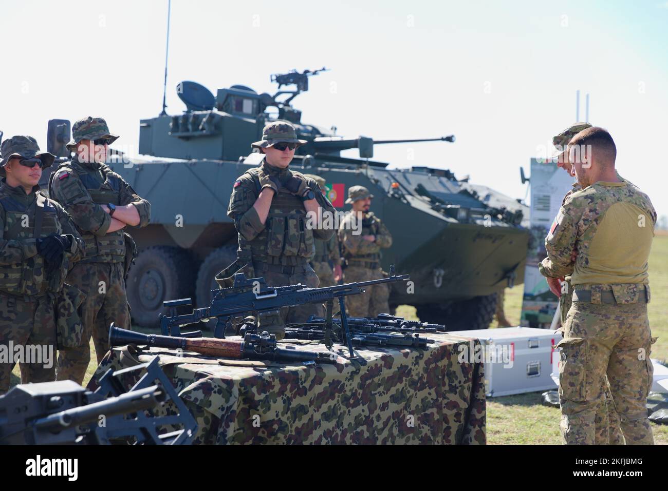 I soldati portoghesi, assegnati al contingente militare portoghese, considerano i sistemi di armi polacchi come parte di una visualizzazione statica durante l'Esercitazione Justice Eagle, presso la Smardan Training Area, Romania, il 19 settembre 2022. Come parte della 101st Divisione Airborne (Air Assault); 1st battaglione, 8th reggimento di fanteria, continua a rafforzare il fianco orientale della NATO e a impegnarsi in esercitazioni multinazionali come Justice Eagle con alleati e partner in tutto il continente europeo per rassicurare gli alleati della nostra Nazione. Foto Stock