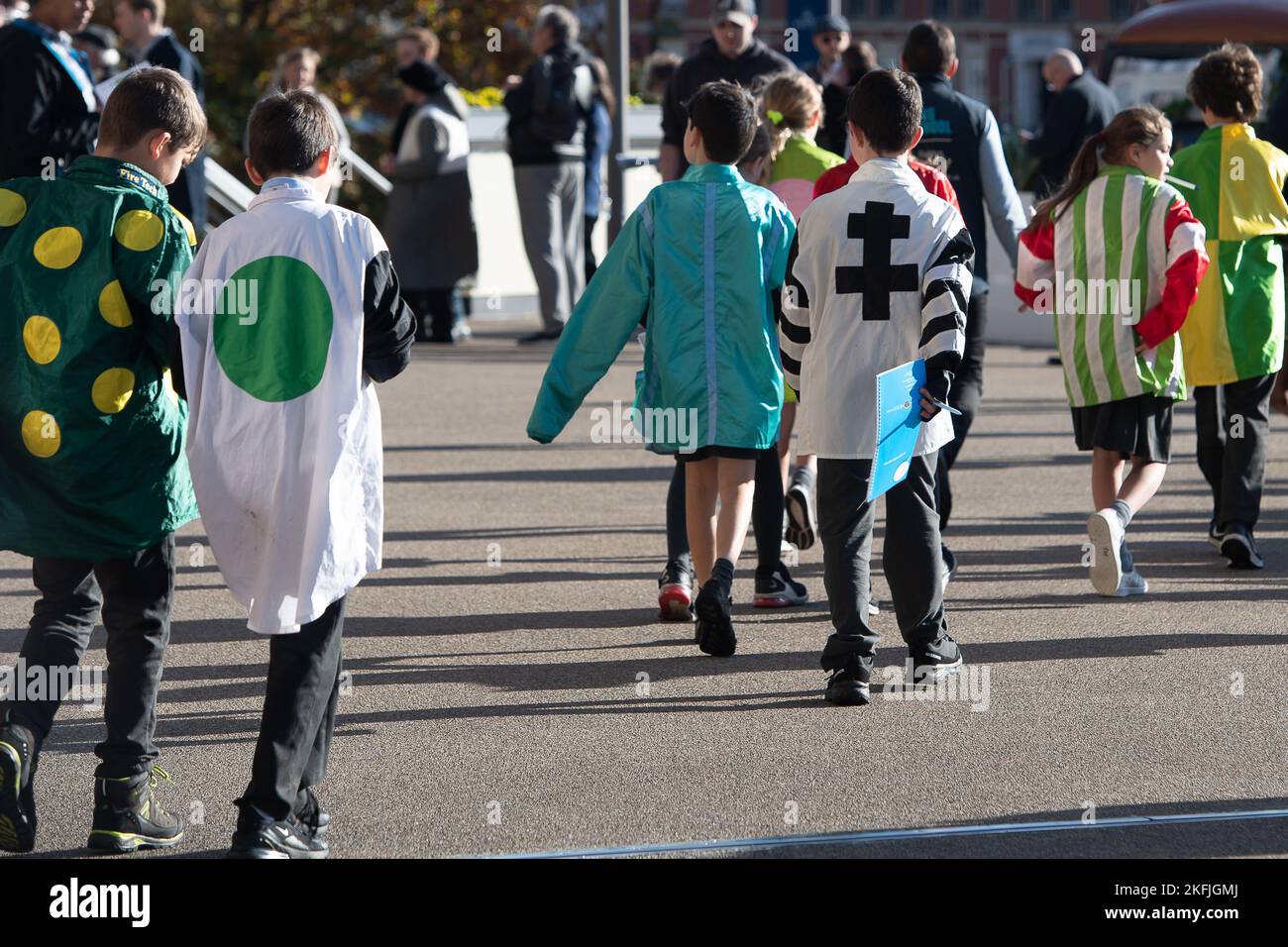 Ascot, Berkshire, Regno Unito. 18th Novembre 2022. I giovani racegoers indossano le sete dei jockey mentre fanno un giro dell'ippodromo ad Ascot. Credit: Maureen McLean/Alamy Live News Foto Stock