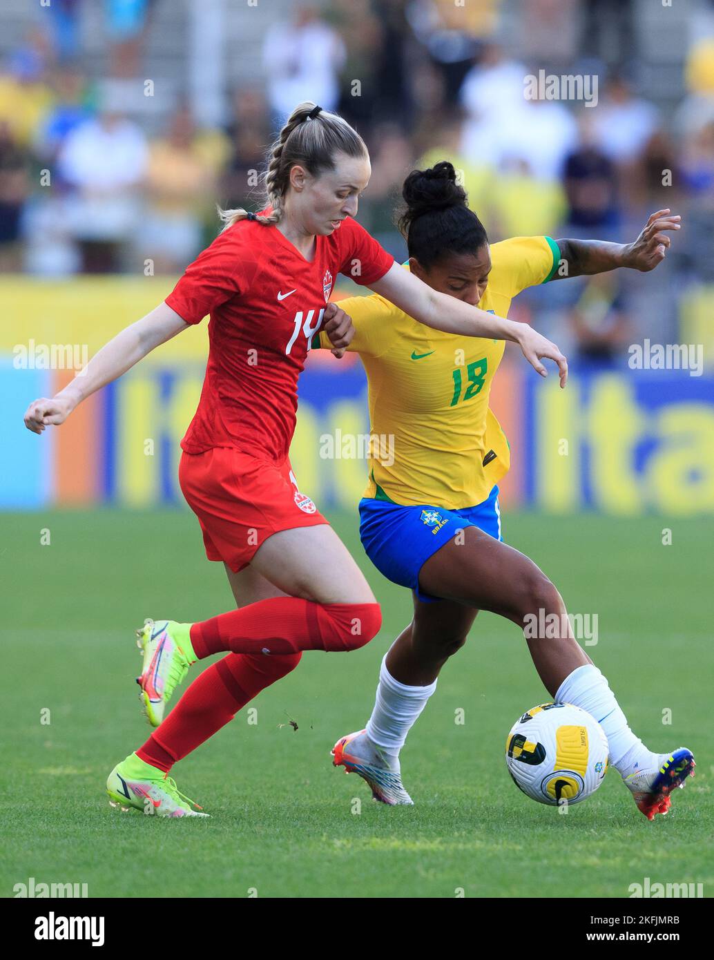 Jogador amador de futebol chuta uma bola Stock Photo - Alamy